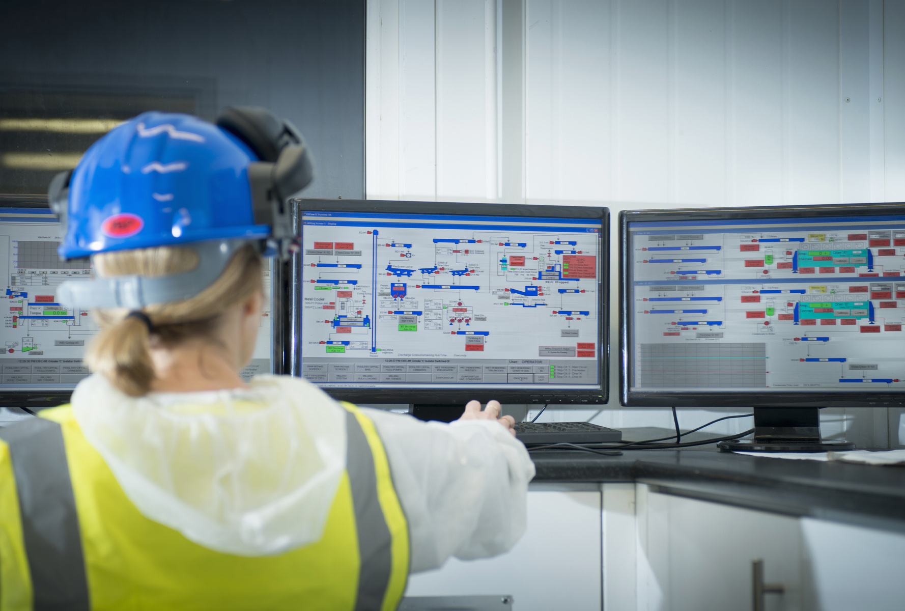 Ingeniera trabajando en el desarrollo de un proyecto industrial