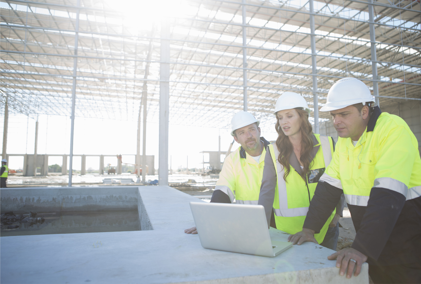 Equipos de ingenieros trabajando en un proyecto industrial