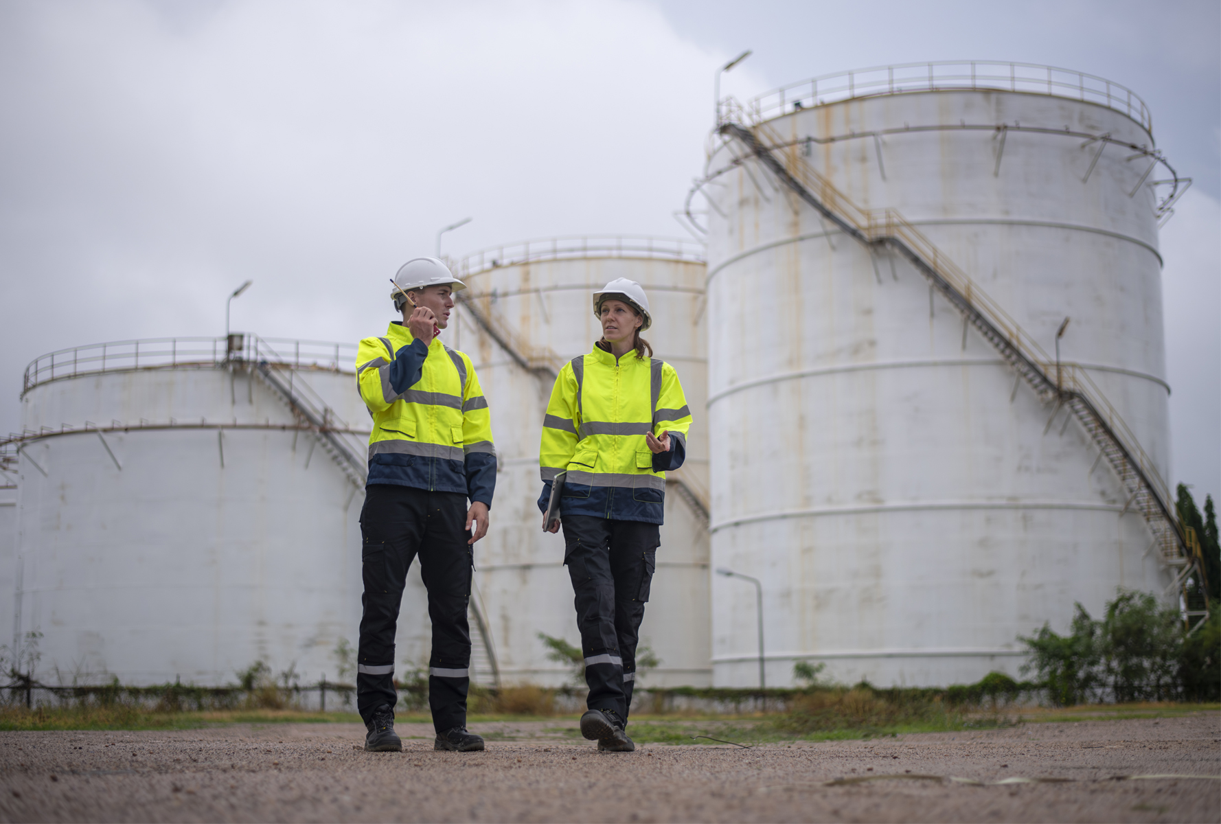 Equipo de ingenieros en instalación industrial