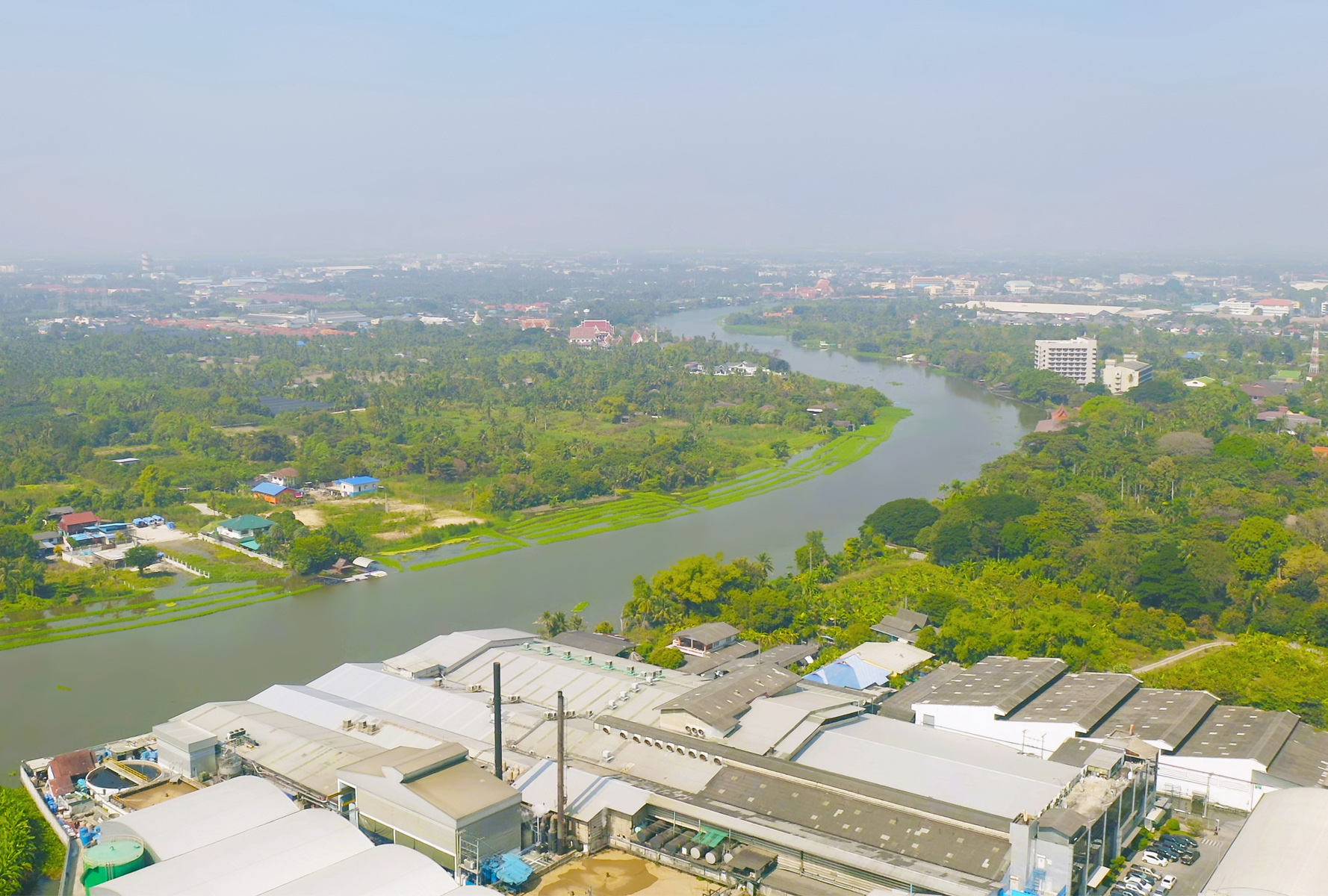 Naves industriales junto a un río